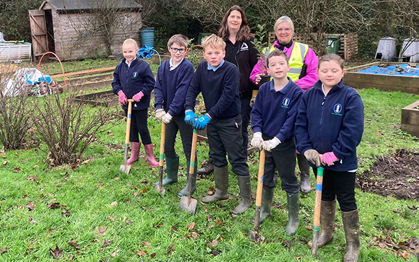 Hedgerow Heroes plant 2km of new hedgerows